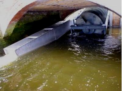 Archimedes screw hydropower installation and adjacent Larinier fish pass