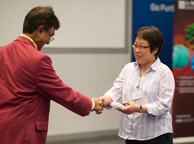 Dr. Jiang receiving an IEEE presentation award