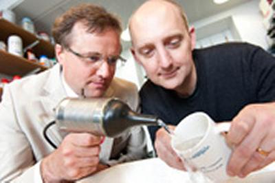 Professor Leighton (left) and Dr Birkin with their device