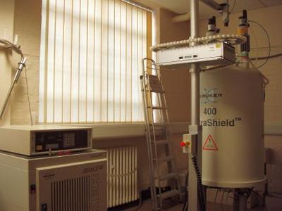 The 400/2 is equipped with six probes that cover the full range of 1D and 2D proton, fluorine and carbon, multinuclear and HR-MAS NMR experiments.