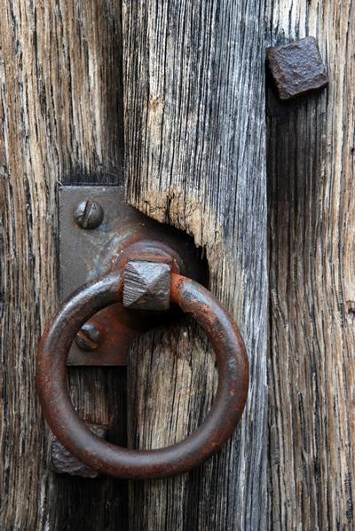 A gate lock and handle