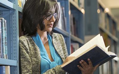 Student reading books