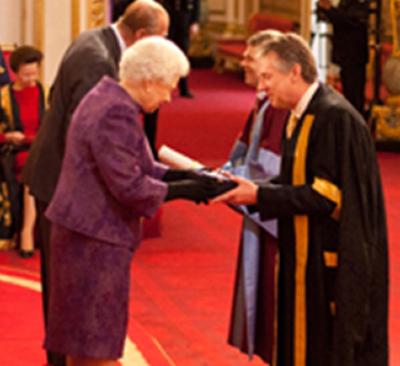 HRH The Queen awards the prize 