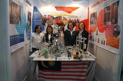Dr Ng with his team