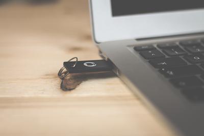 Photo USB Stick in Laptop Computer