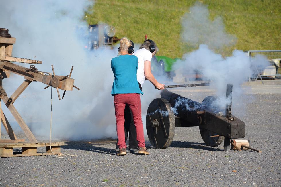 Firing the gun at Fort Nelson, Royal Armouries (courtesy of Martin Knight)