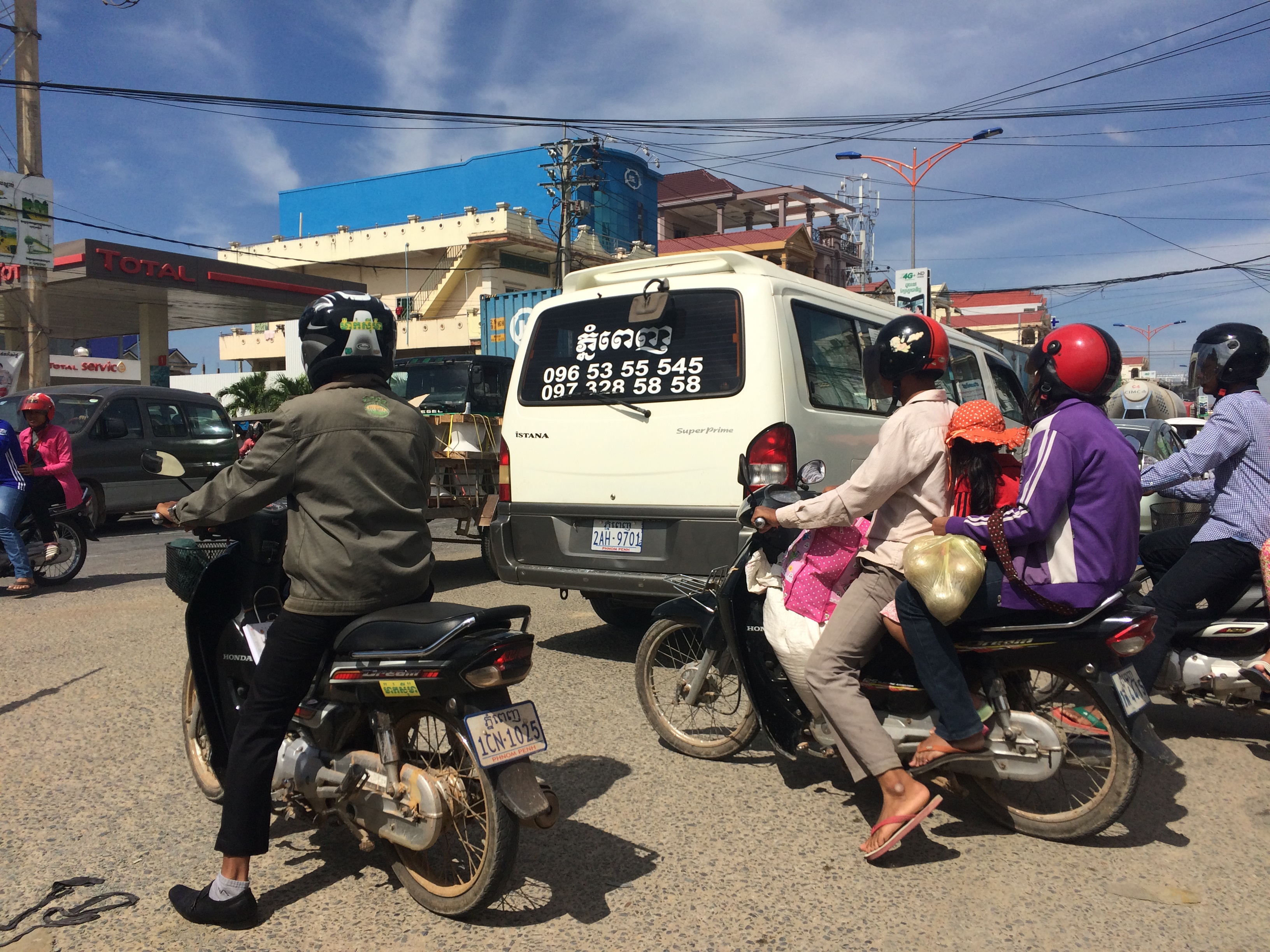 Busy street with cars and mopeds in Phnom Penh