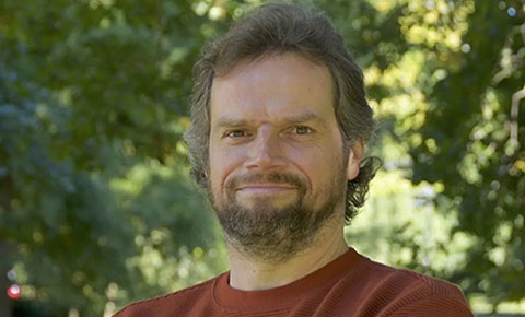 Professor Denis Drieghe headshot, looking at camera.