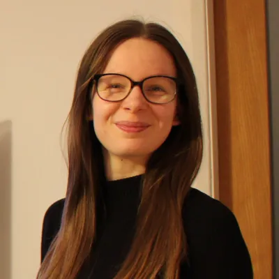 A portrait image of Elizabeth Gardiner: a BA German and Spanish Linguistics graduate. 