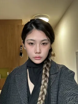 Niexin Yang taking a selfie.