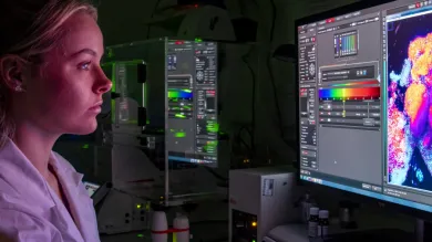 biomedical sciences student using imaging microscopy equipment