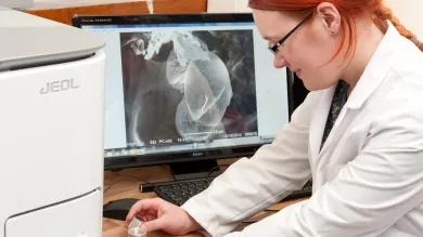 person using scanning electron microscope in the microscopy laboratory