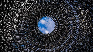 Lattice sculpture with fractal patterns