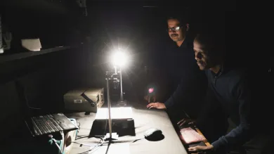 Analysing a sample in the Fieldspectroscopy Laboratory