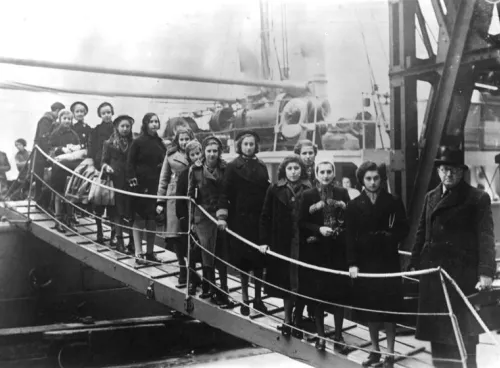 Creative Commons Bundesarchiv_Bild_183-S69279: Jewish refugees disembarking from a boat into London in 1939