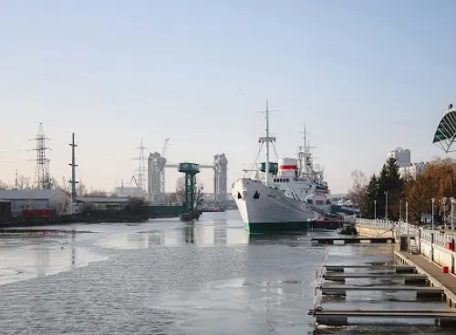 Large ship 