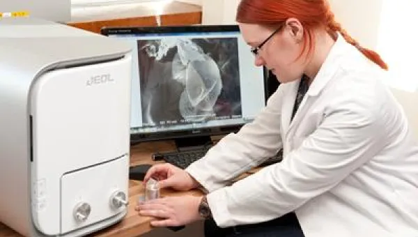 person using scanning electron microscope in the microscopy laboratory