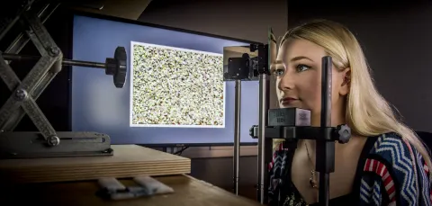 A psychology student takes part in a stereoscopic experiment