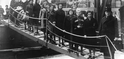 Creative Commons Bundesarchiv_Bild_183-S69279: Jewish refugees disembarking from a boat into London in 1939