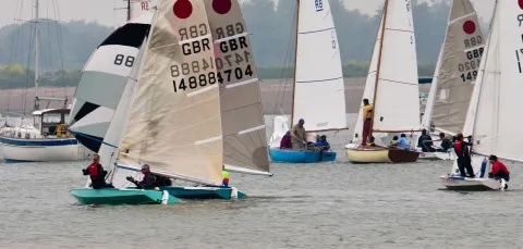 Six dinghy boats in a regatta