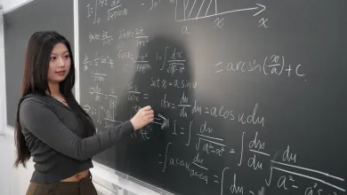 Sichen Heng, BSc Mathematical Sciences writing om blackboard